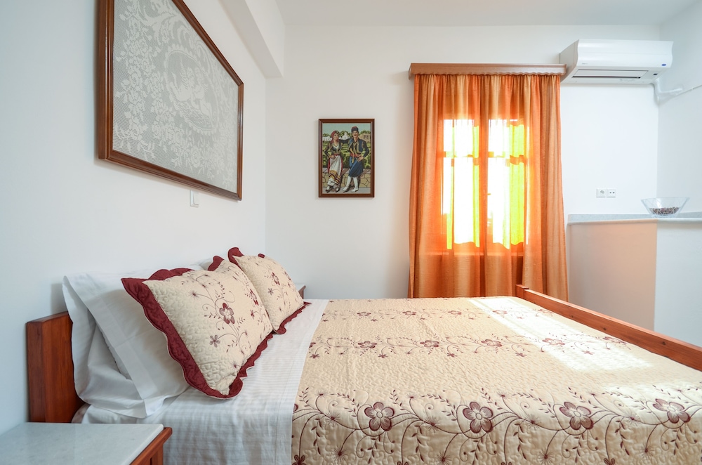 Naxos Cottage 11/50