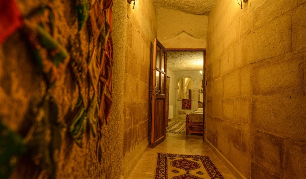 Elysee Cave House 70/100