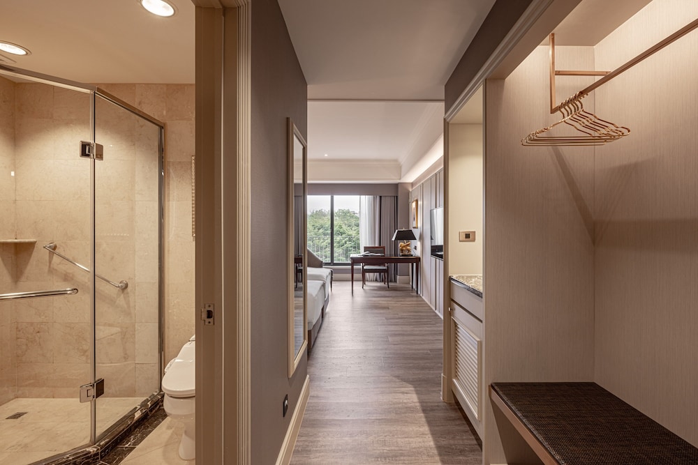 Lakeshore Hotel 50/50