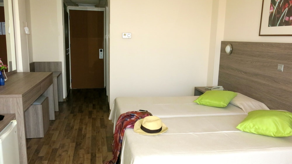 Marina Hotel 27/68