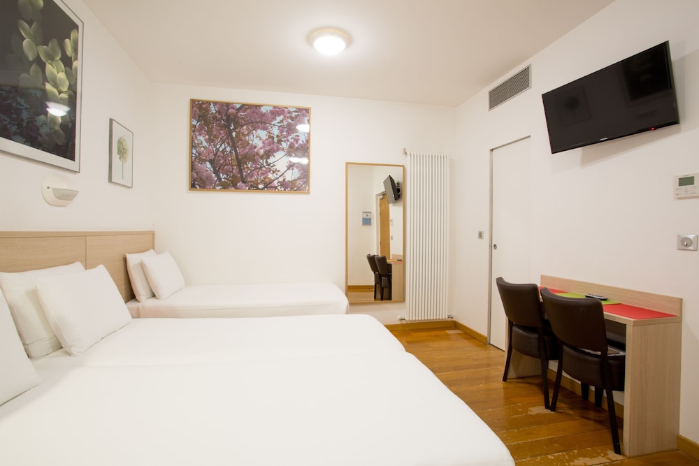 Hotel Darcet Paris 8/37