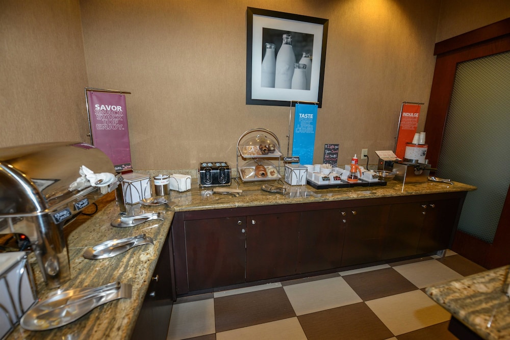 Hampton Inn Suites Bremerton 42/57