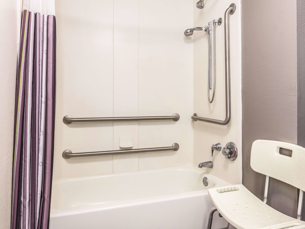 La Quinta Inn & Suites by Wyndham Alexandria Airport 10/48