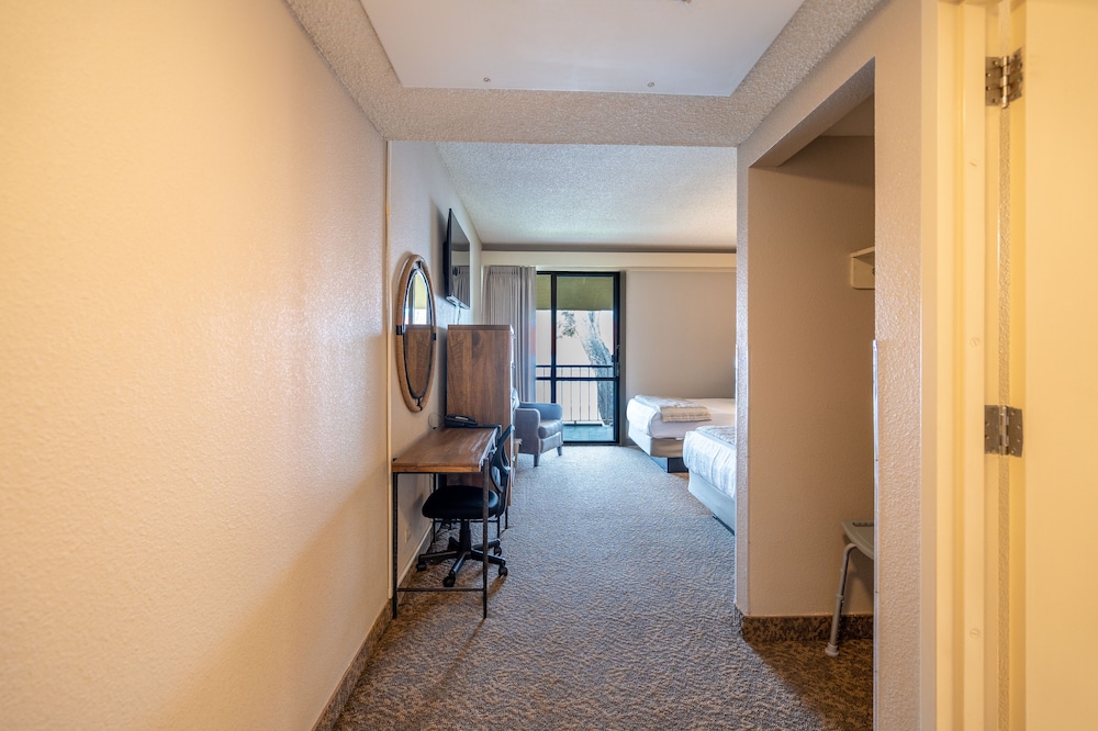Kellogg West Conference Center &amp; Hotel 25/32