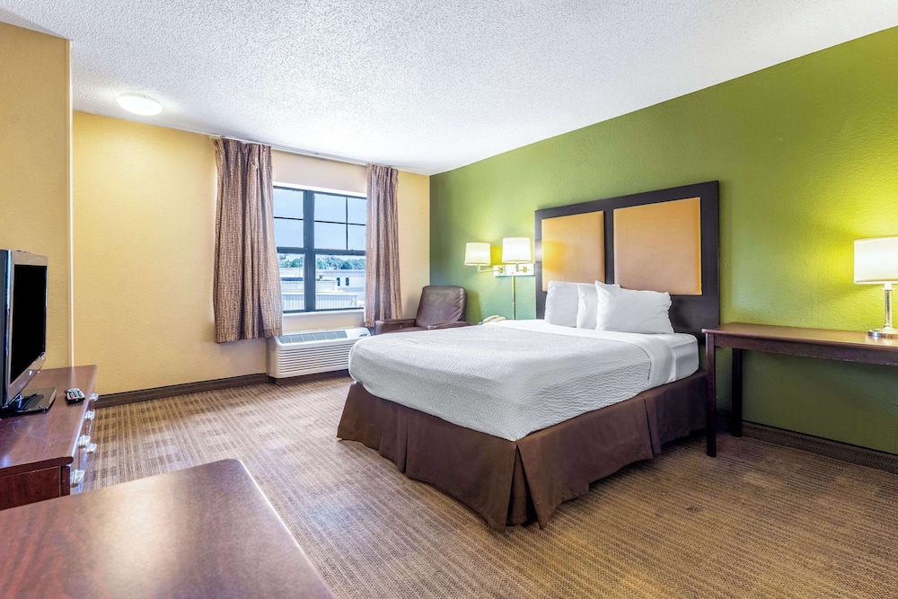 Efficiency, Queen Bed, Accessible