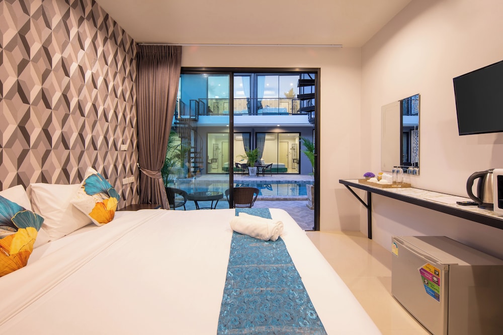 SUPERIOR, DOUBLE OR TWIN BED, POOL VIEW