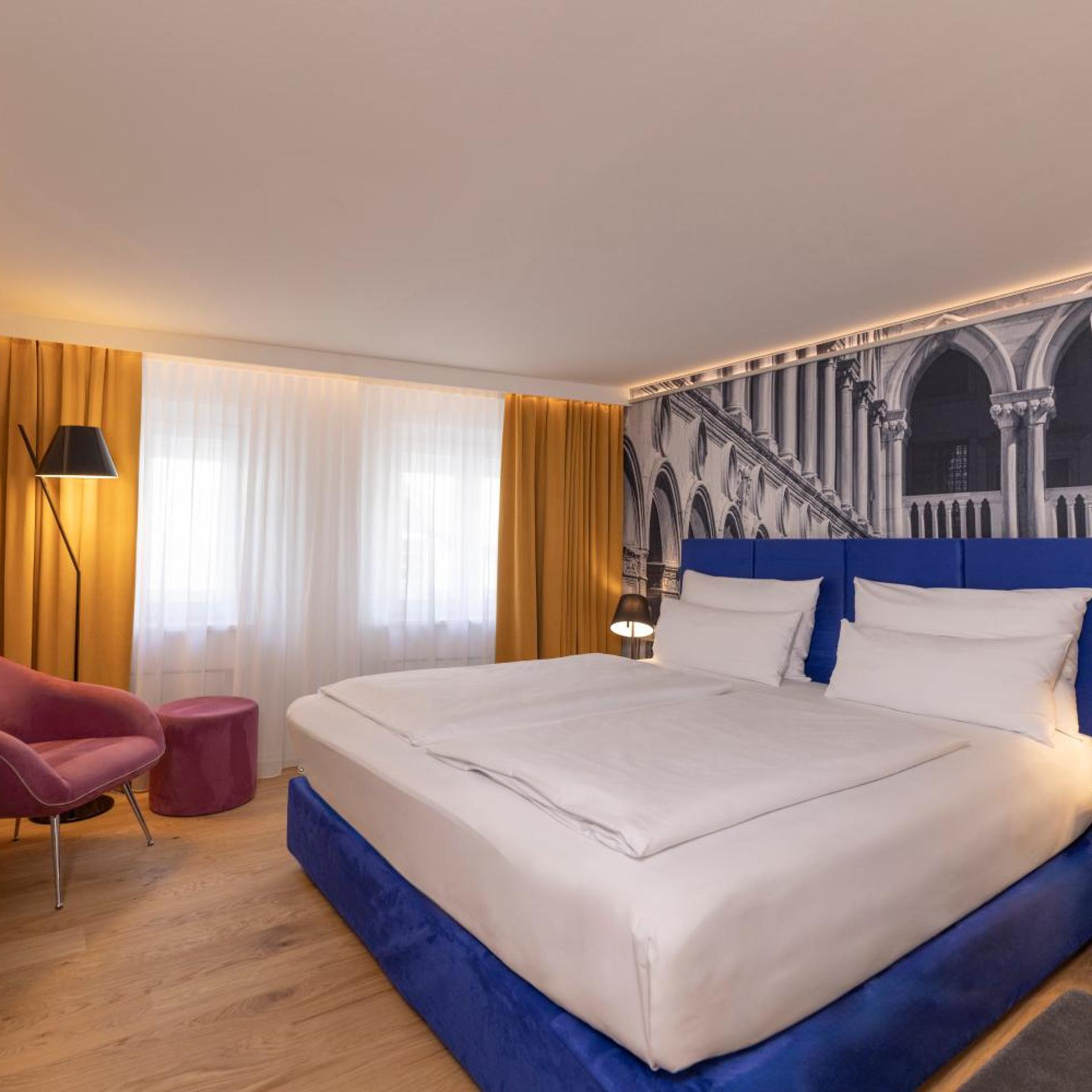 Room, King Bed, Old Town View, Small