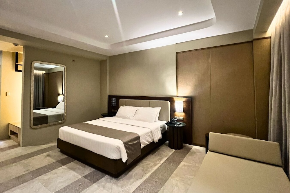 Grand, Deluxe, East Wing