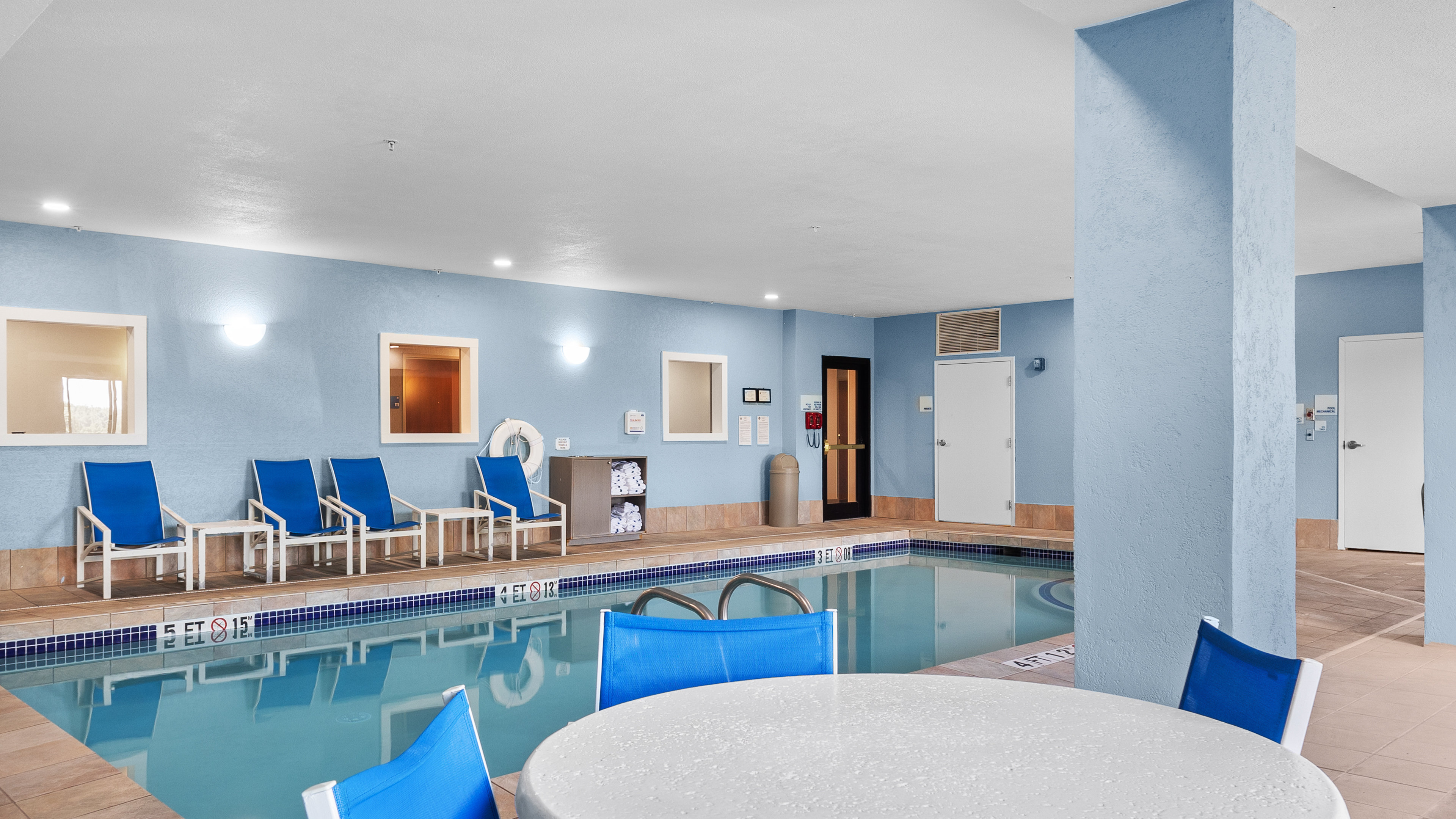 Holiday Inn Express Hotel And Suites Manchester Airport 42/72