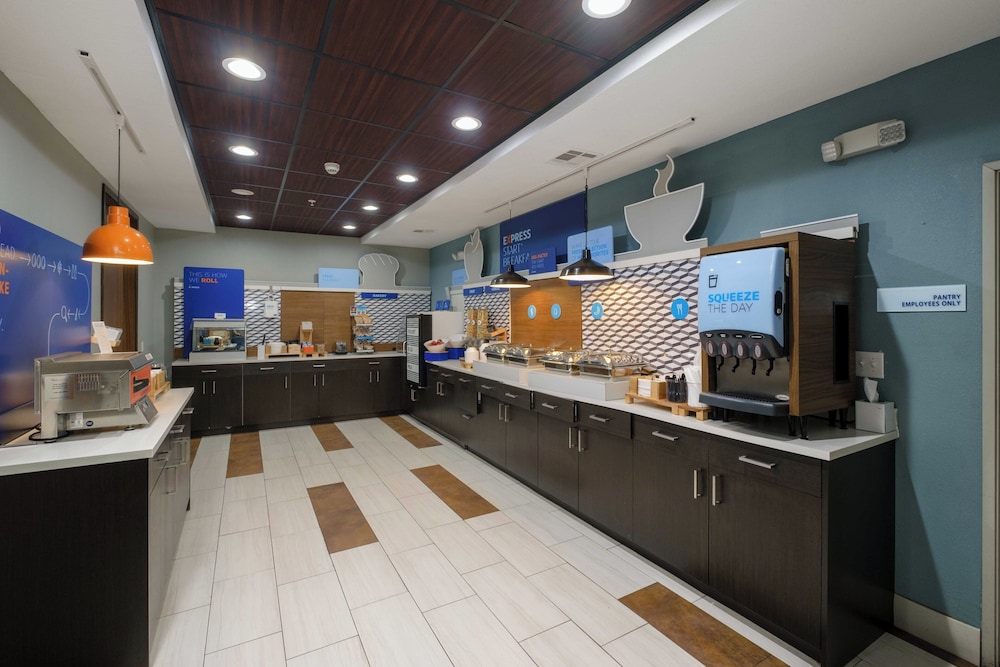 Holiday Inn Express Hotel and Suites Carlsbad 7/65