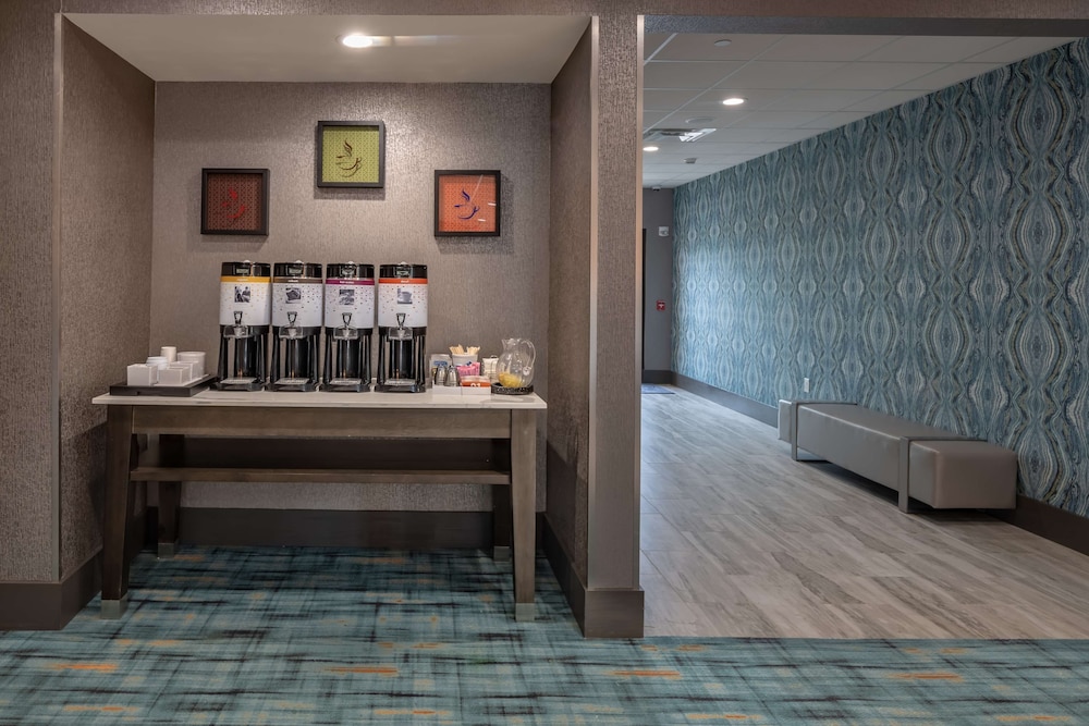Hampton Inn And Suites Dallas/Plano Central 33/66