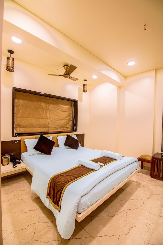 SUPERIOR, DOUBLE OR TWIN BED