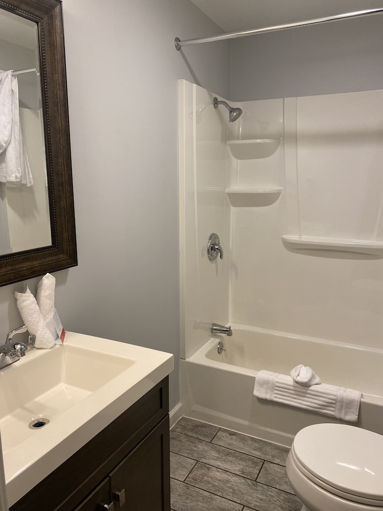 Econo Lodge At The Falls North 17/42