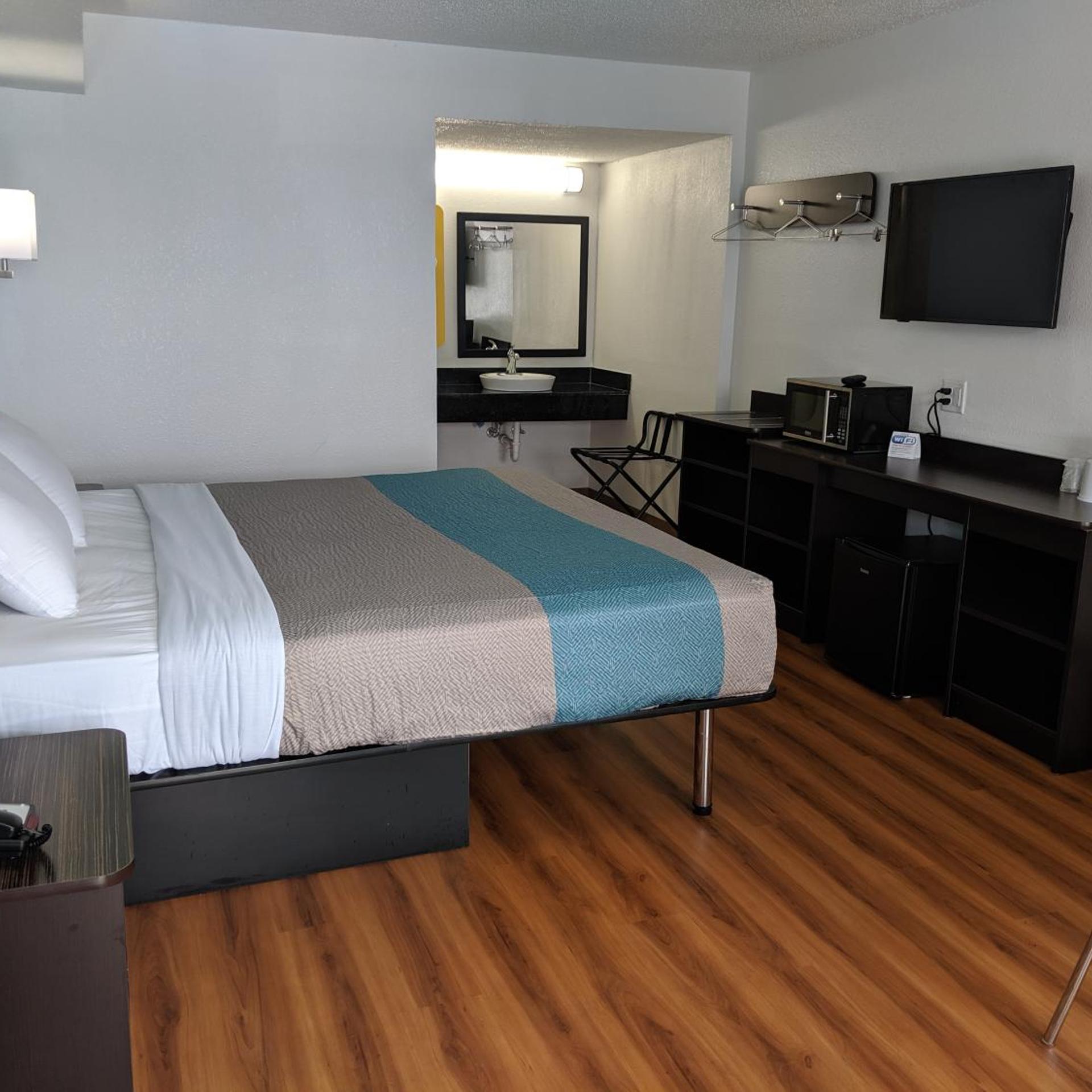 DELUXE, KING BED, SMOKING