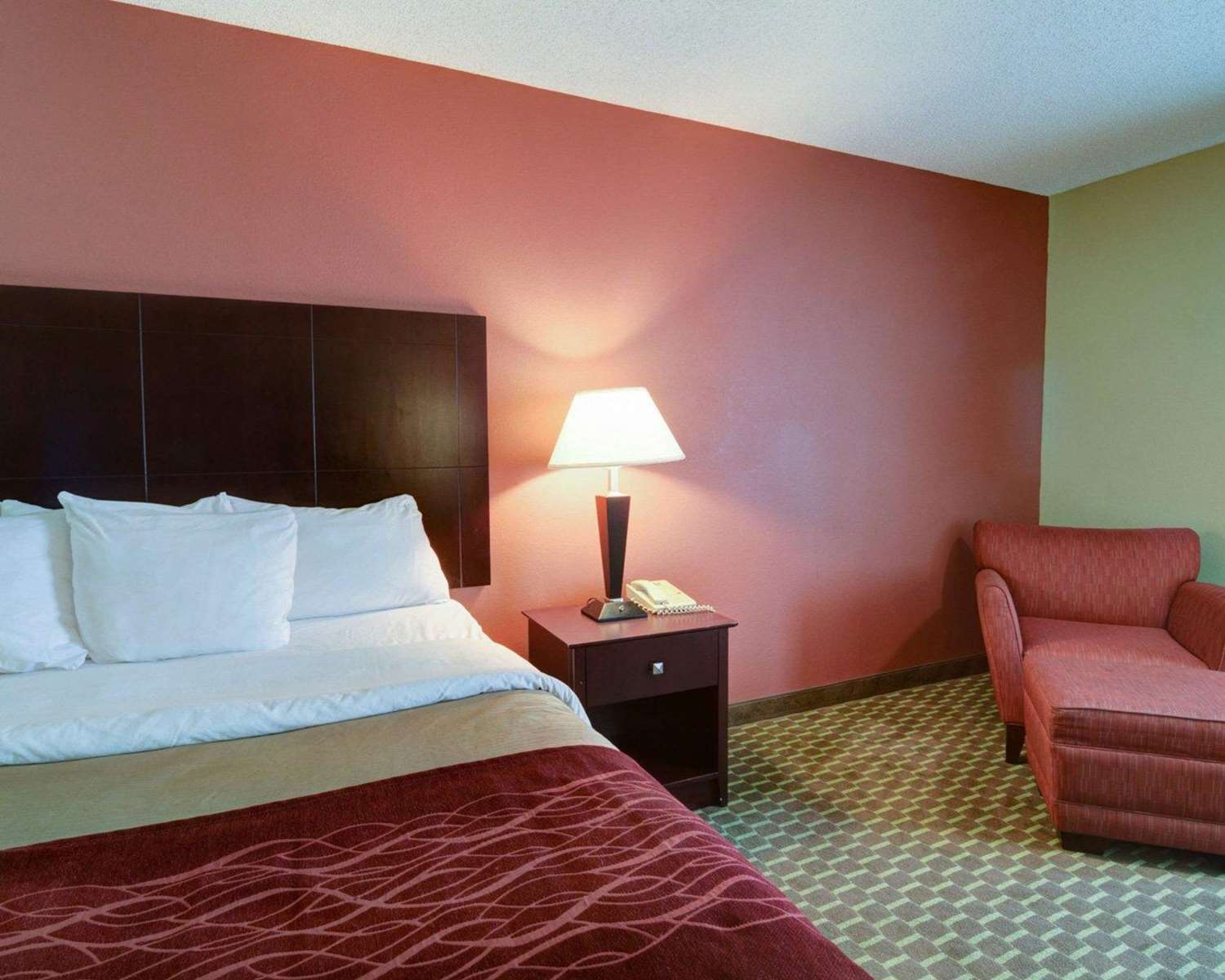 Quality Inn & Suites Pine Bluff, AR 17/23