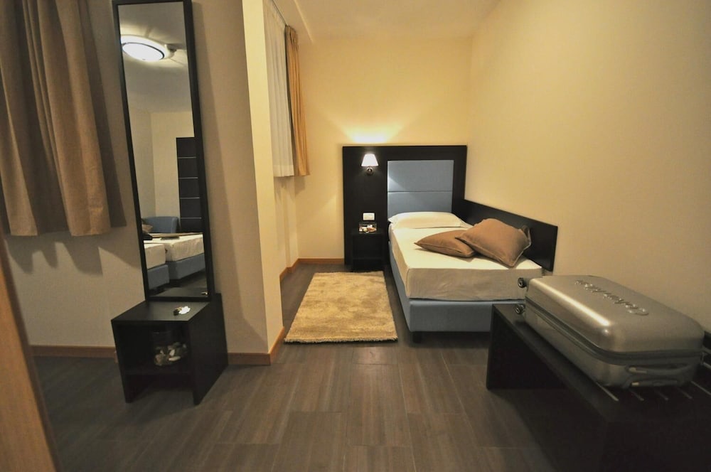 Hotel 325 Tor Vergata 12/28