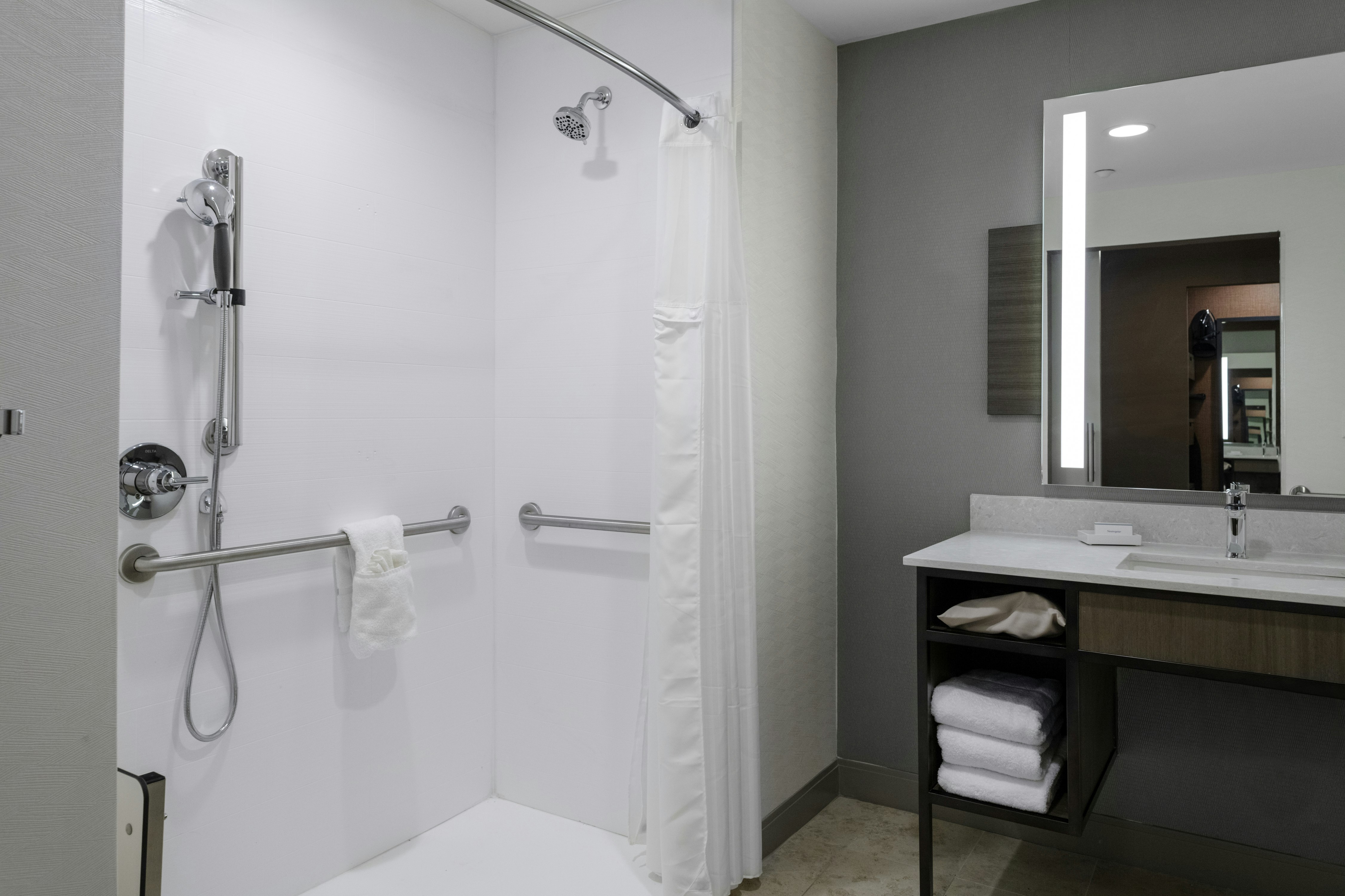 غرفة ديلوكس بسرير كينج لذوي الإعاقة، Hilton Garden Inn Chandler Downtown 4/4