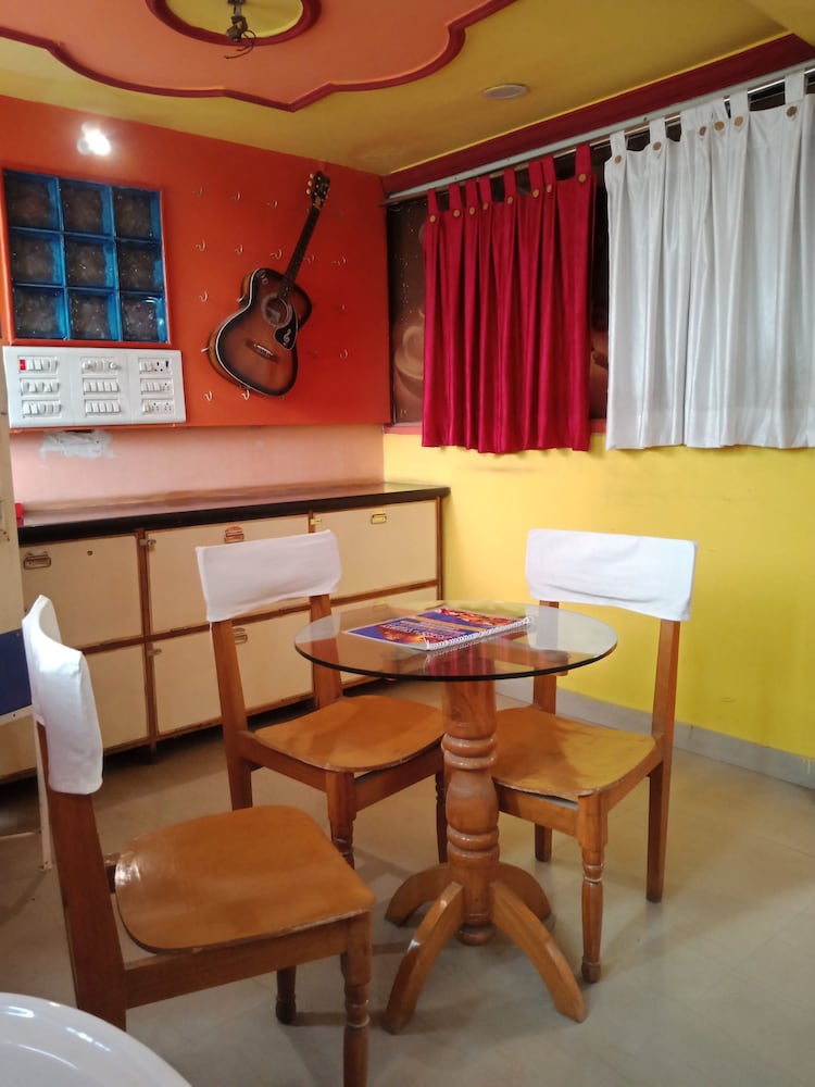 Govind Hotel 55/58