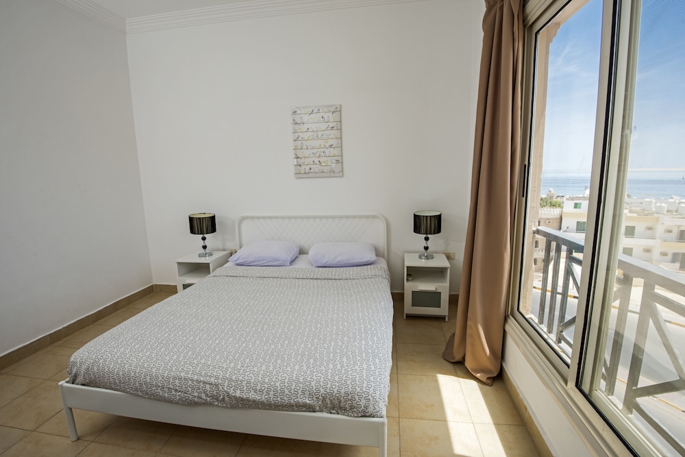 شقة بسريرين منفصلين وسرير كوين بإطلالة على البحر بغرفتي نوم مع أريكة، Lilly Apartments 2/7