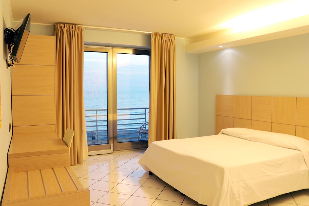 SUPERIOR, SEA VIEW