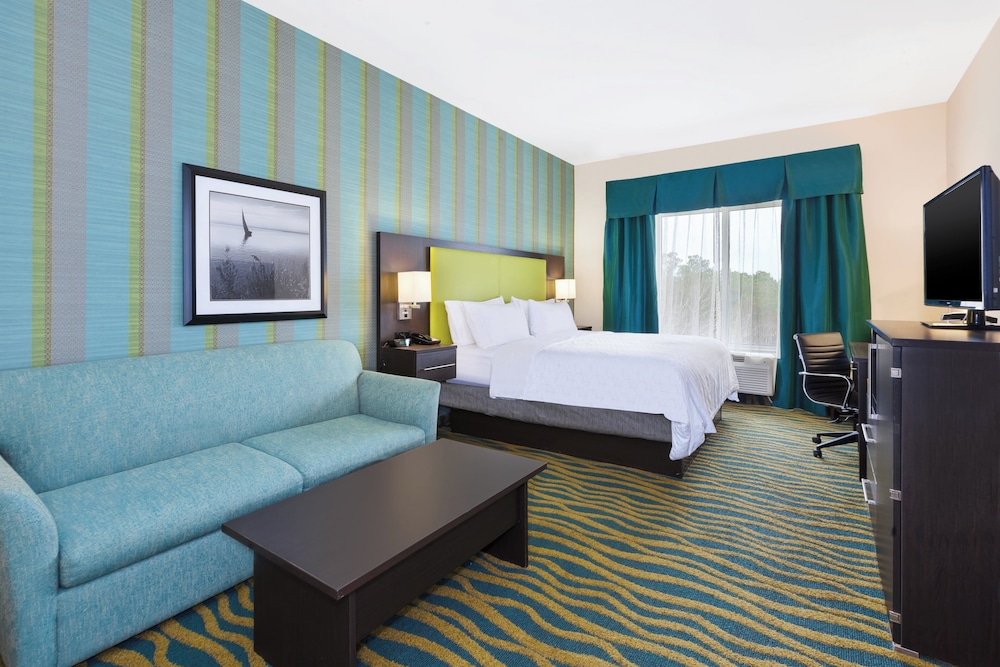 غرفة قياسية بسرير كينج مع أريكة، Holiday Inn Express Suites Southport Oak Island Area 3/7