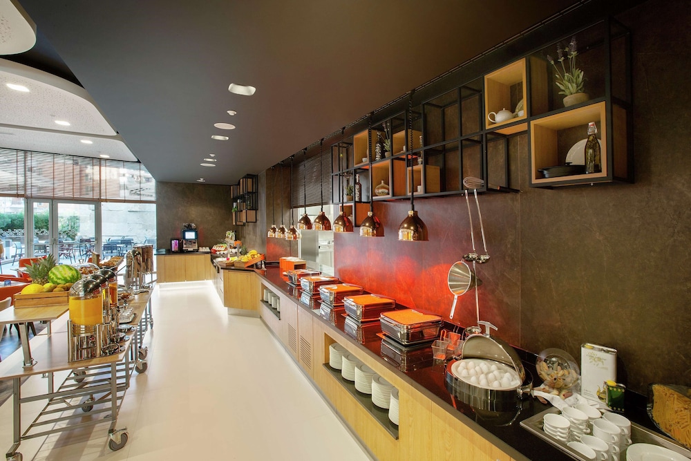 Hilton Garden Inn Tirana 69/81
