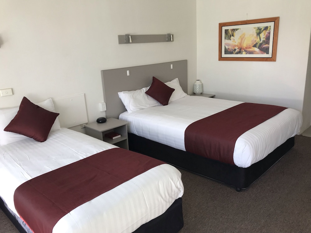 COBB INLANDER MOTEL 14/32