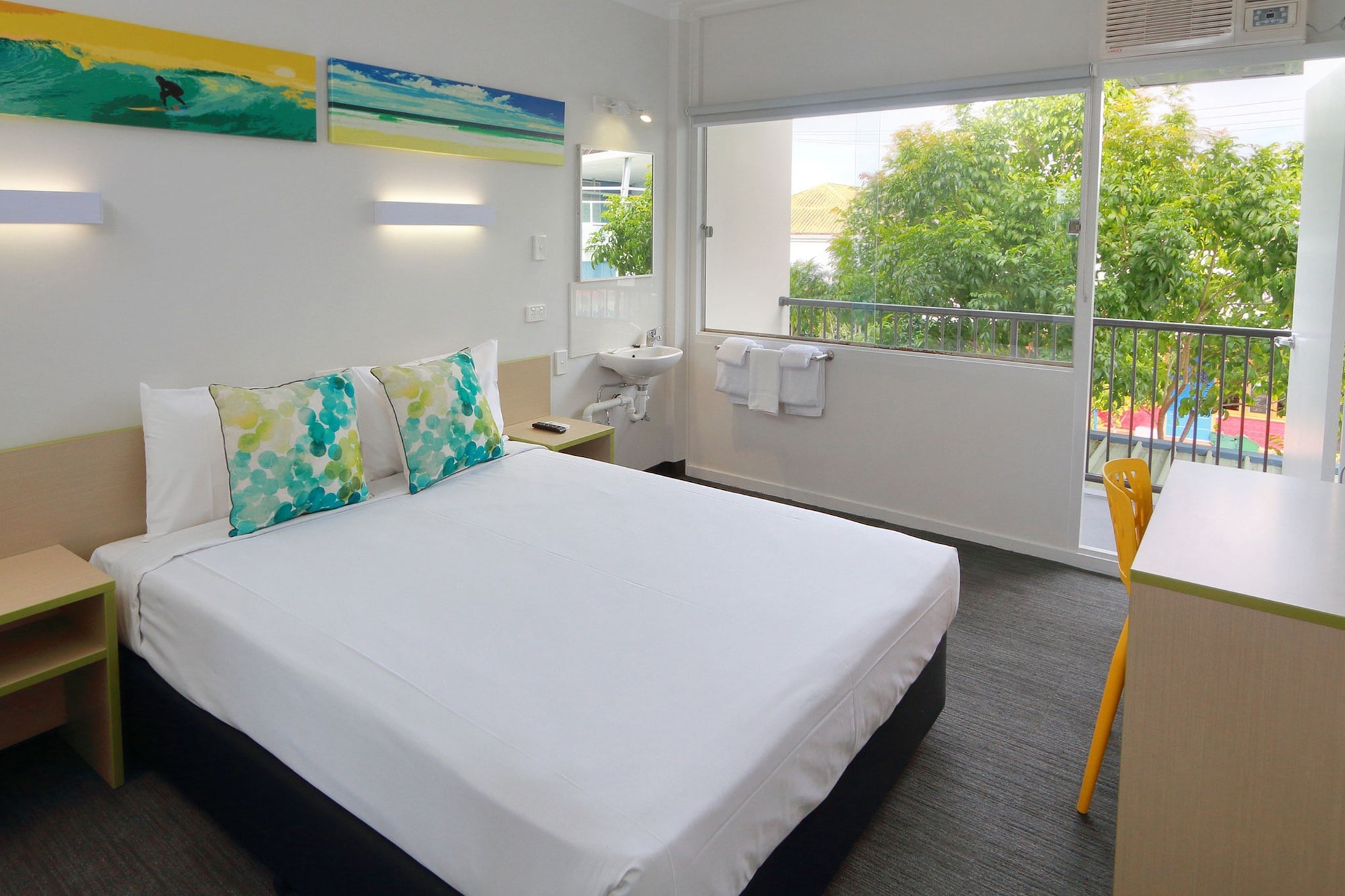 ECONOMY, QUEEN BED, SHARED BATHROOM