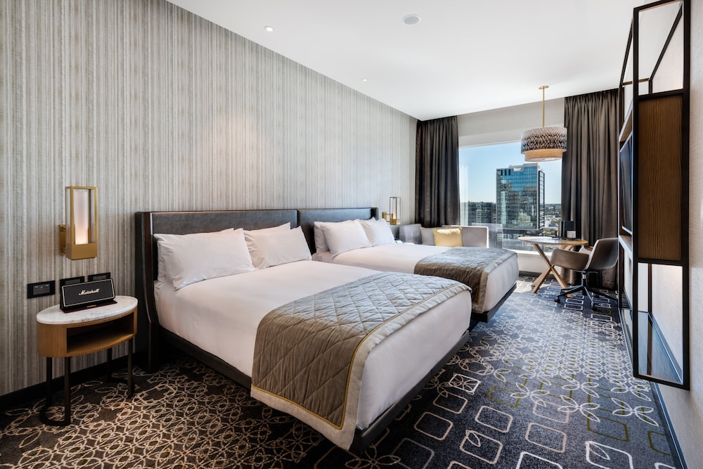 CLASSIC, TWIN BEDS, CITY VIEW