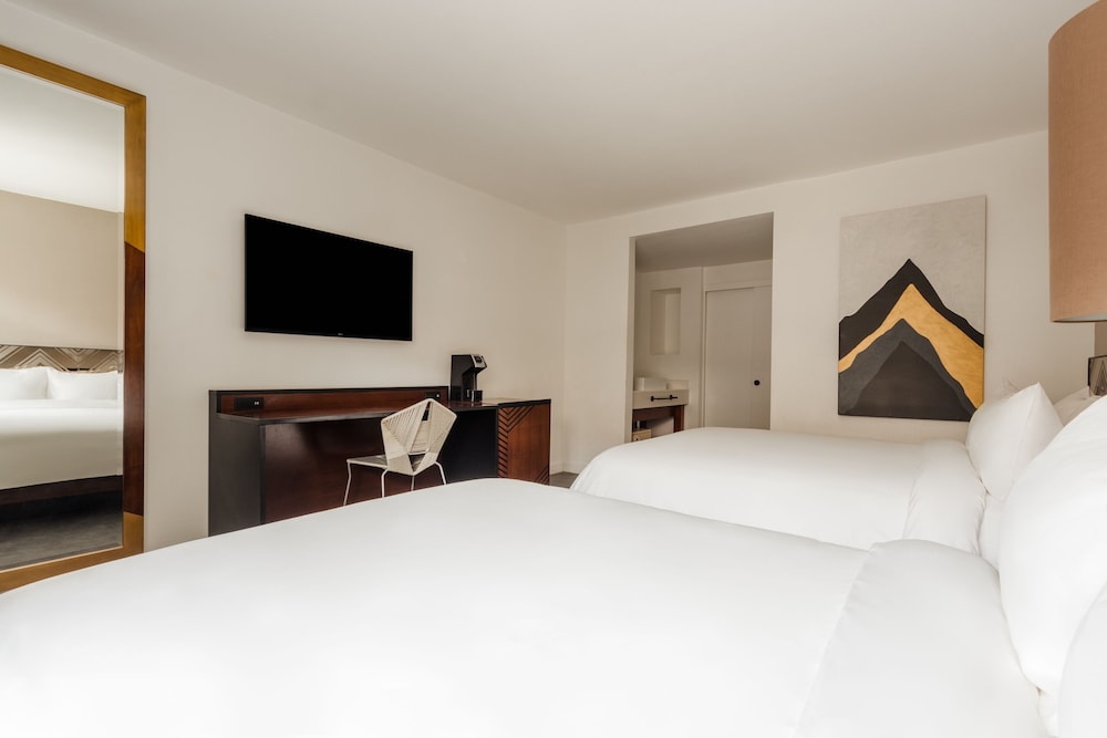V Capri Palm Springs, a Dolce by Wyndham 10/50
