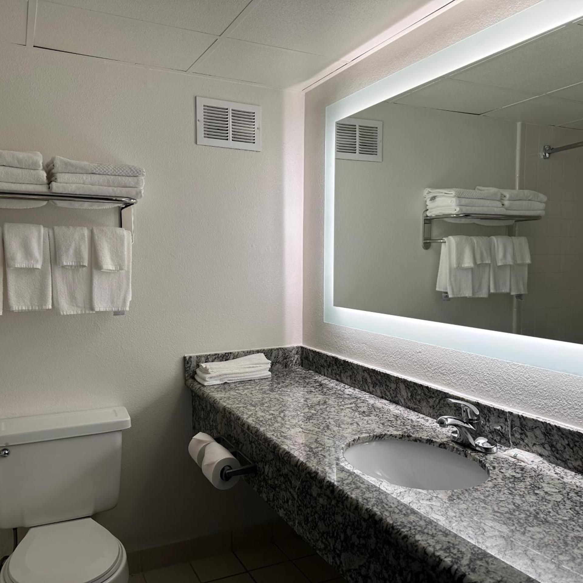 غرفة، Quality Inn & Suites Everett, WA 7/7