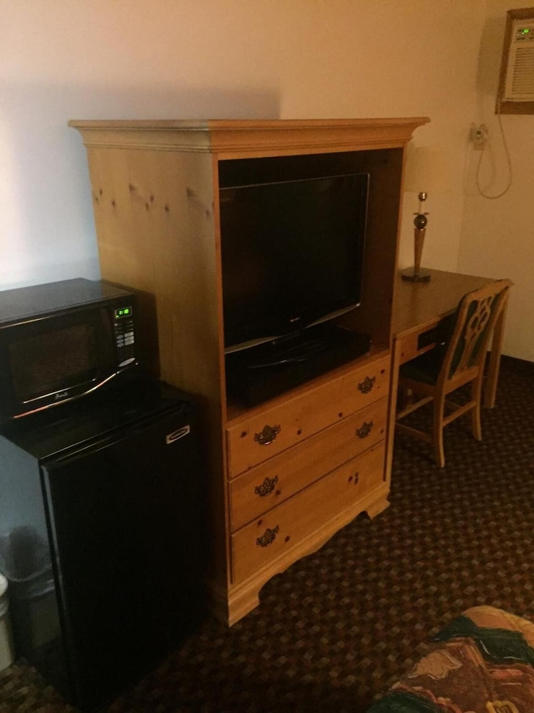 Luxury Inn &amp; Suites 17/26