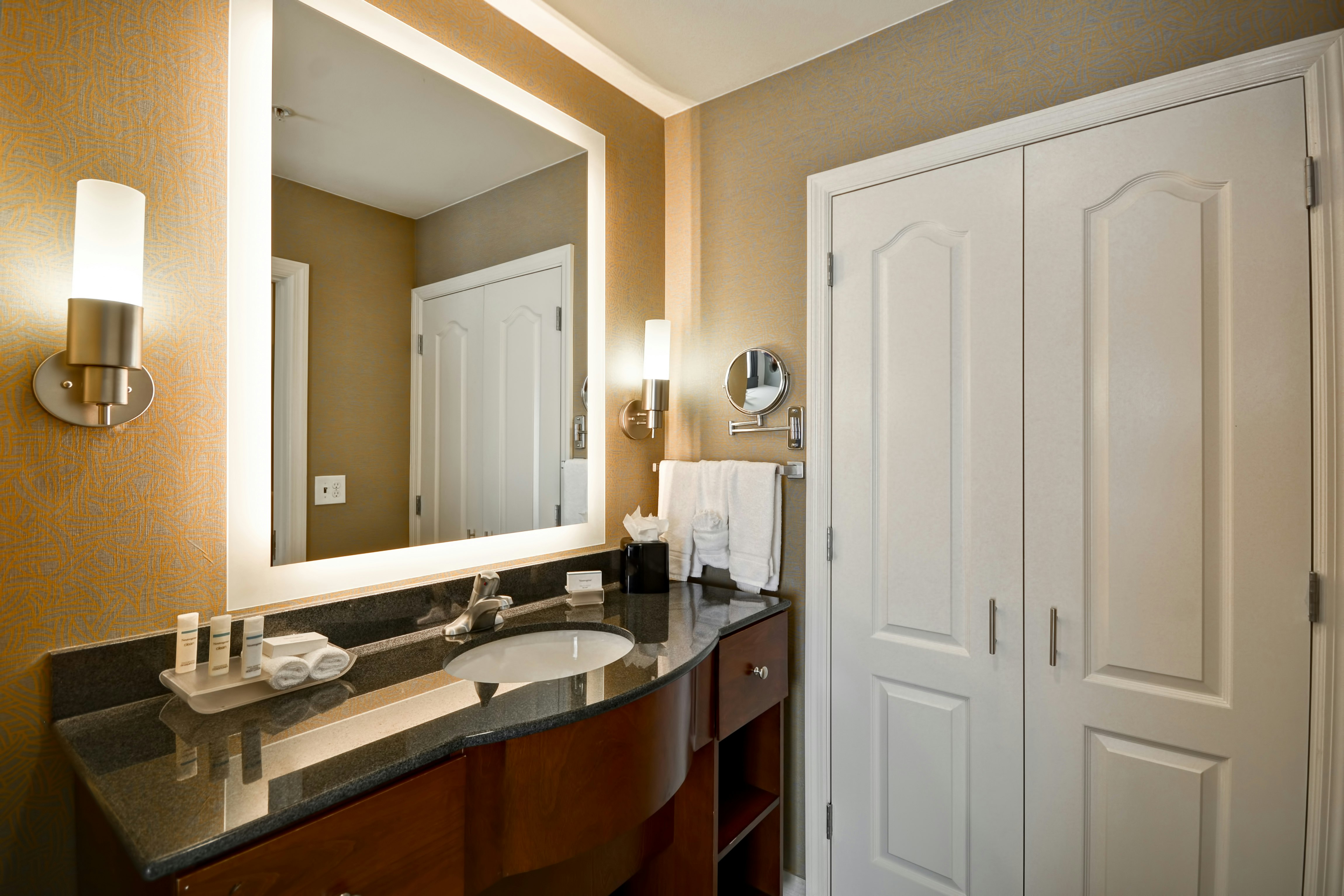 SUITE, KING BED, ACCESSIBLE