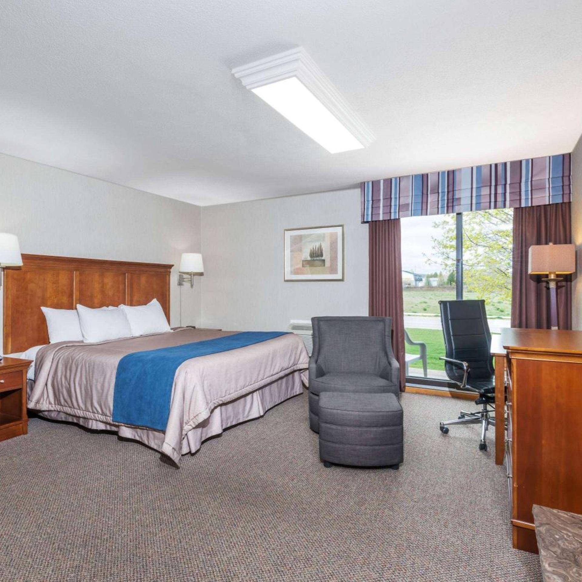 Deluxe, Suite, King Bed, Street View