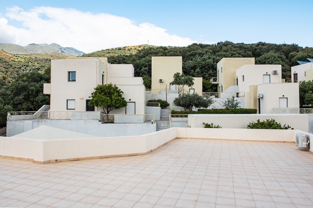 Polyrizos Hotel 23/24