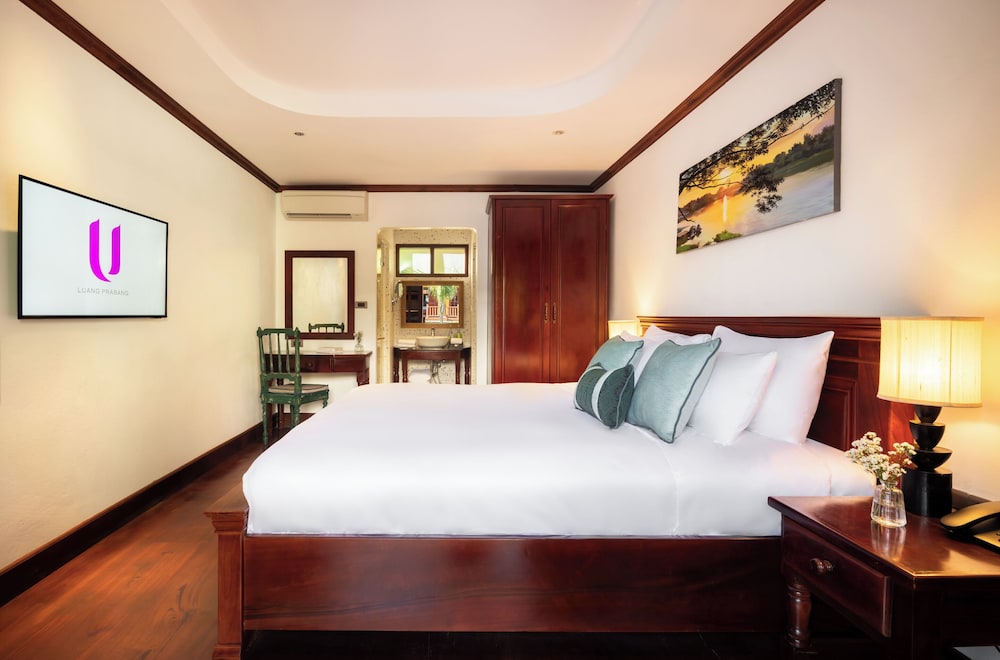 Deluxe, King Bed, Pond Side