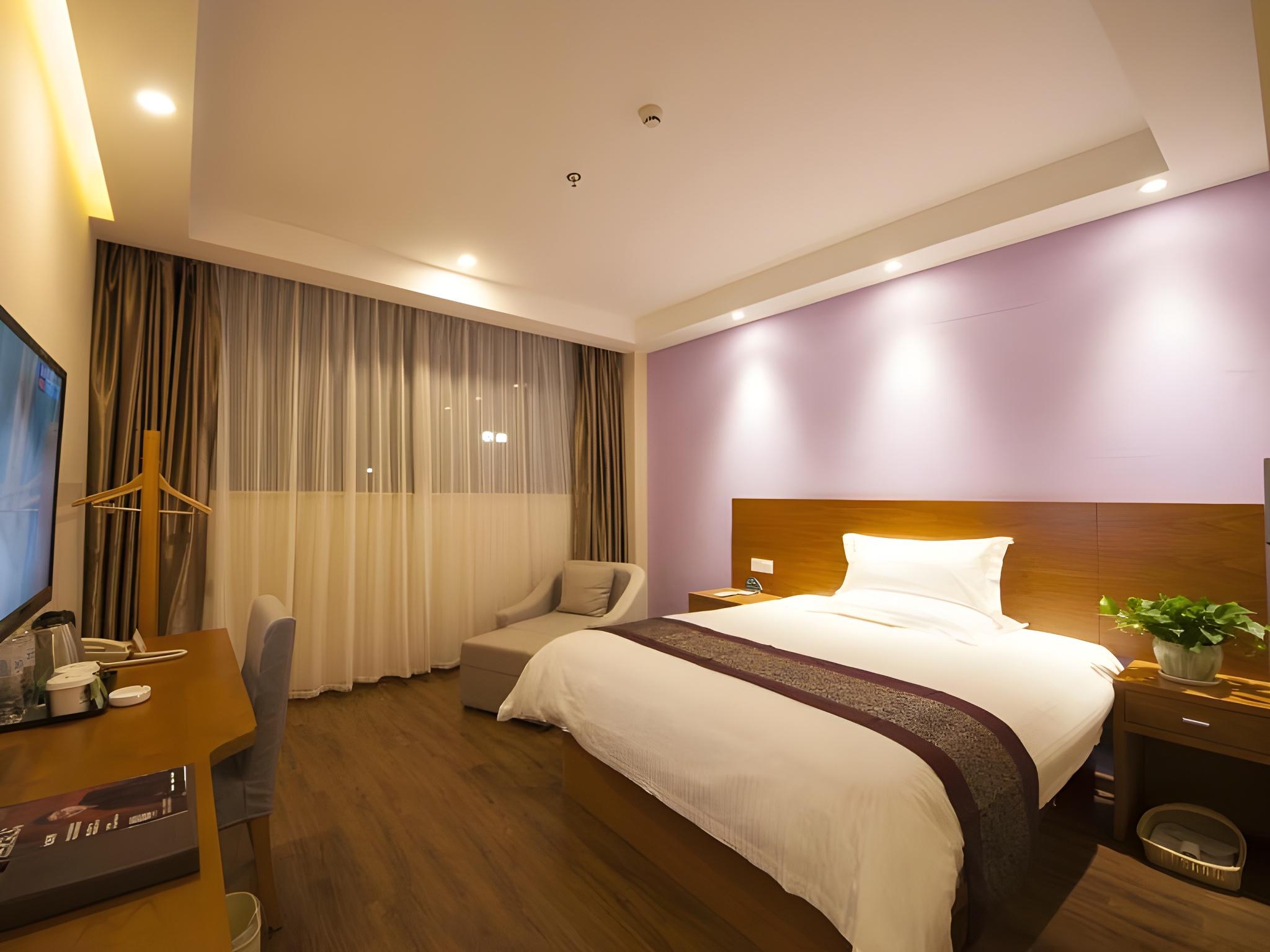 Guest Room, Queen Bed