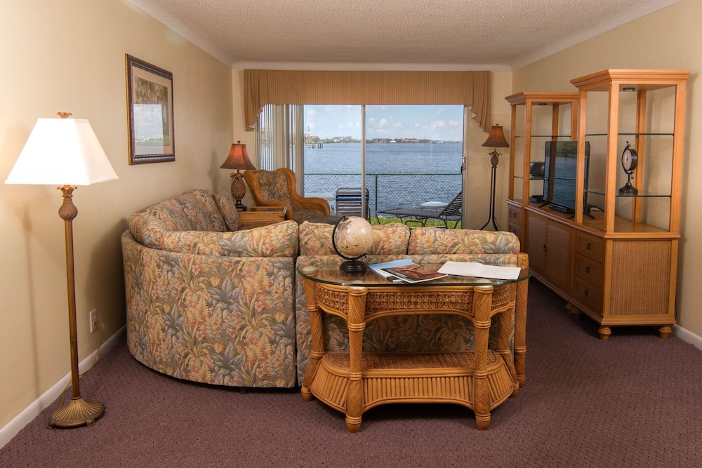 PALM BEACH WATERFRONT SUITES 32/67