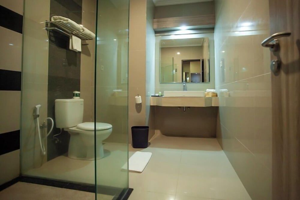 Grand Q Hotel Gorontalo 44/46