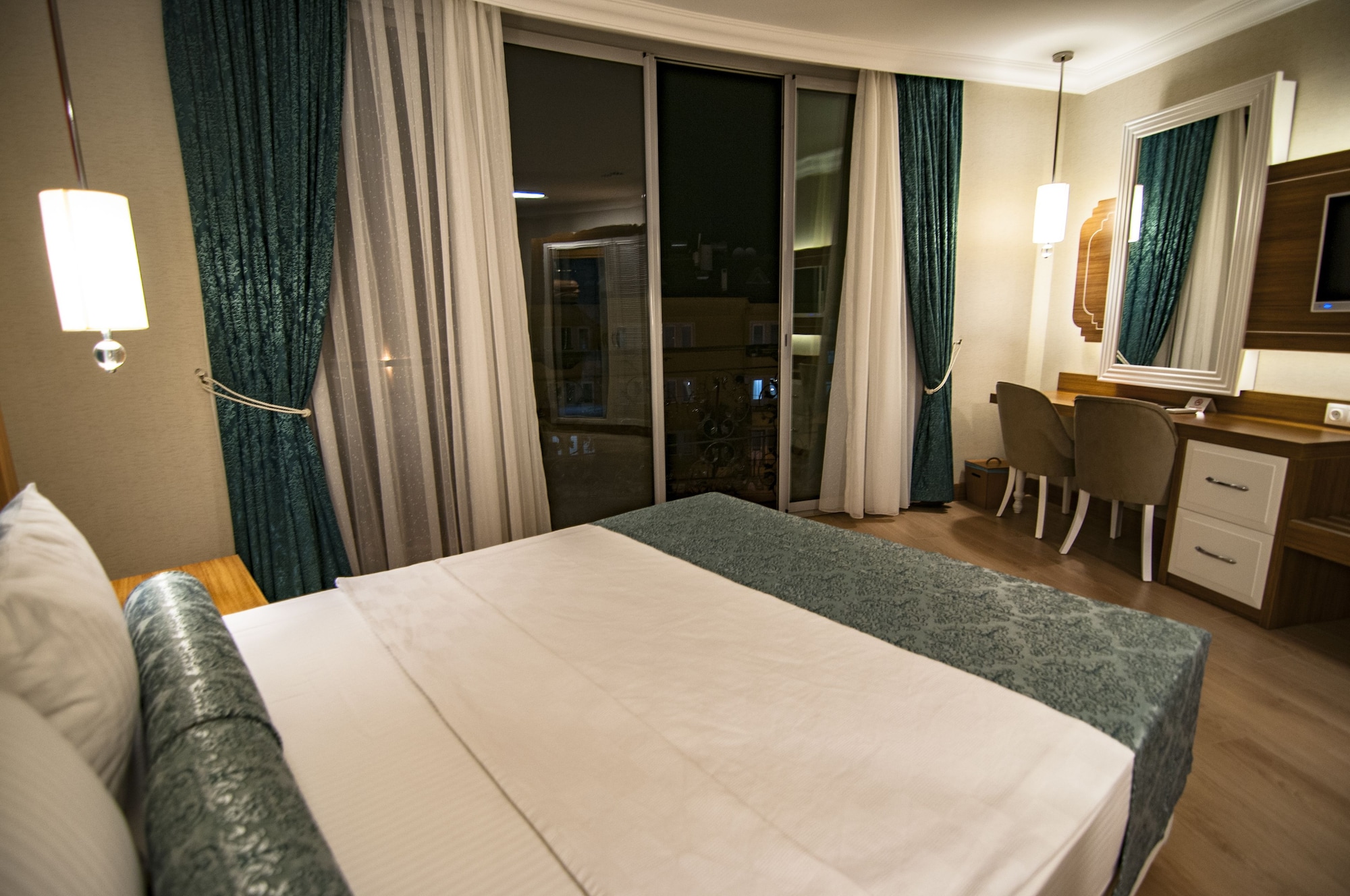 STANDARD, DOUBLE OR TWIN BED, CITY VIEW