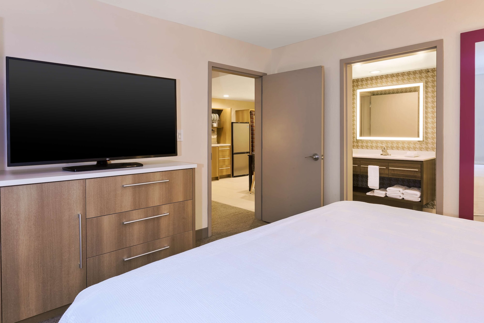 SUITE, KING BED, ACCESSIBLE