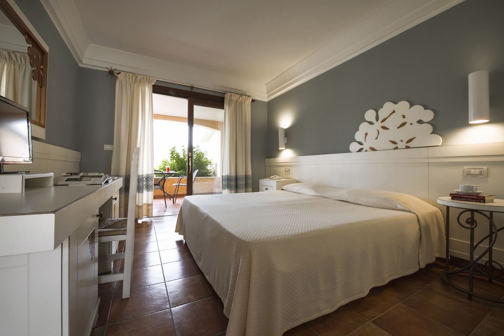 Lantana Resort Hotel and Apartments 20/68