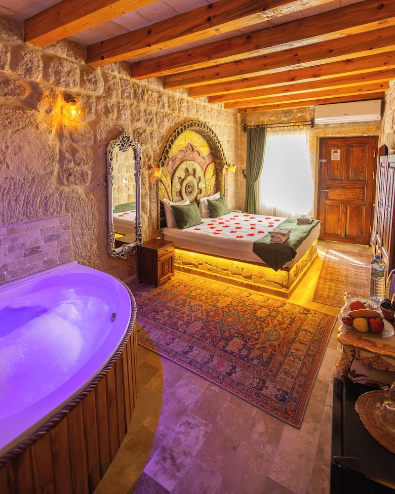 Bayar Cave Suite 40/60