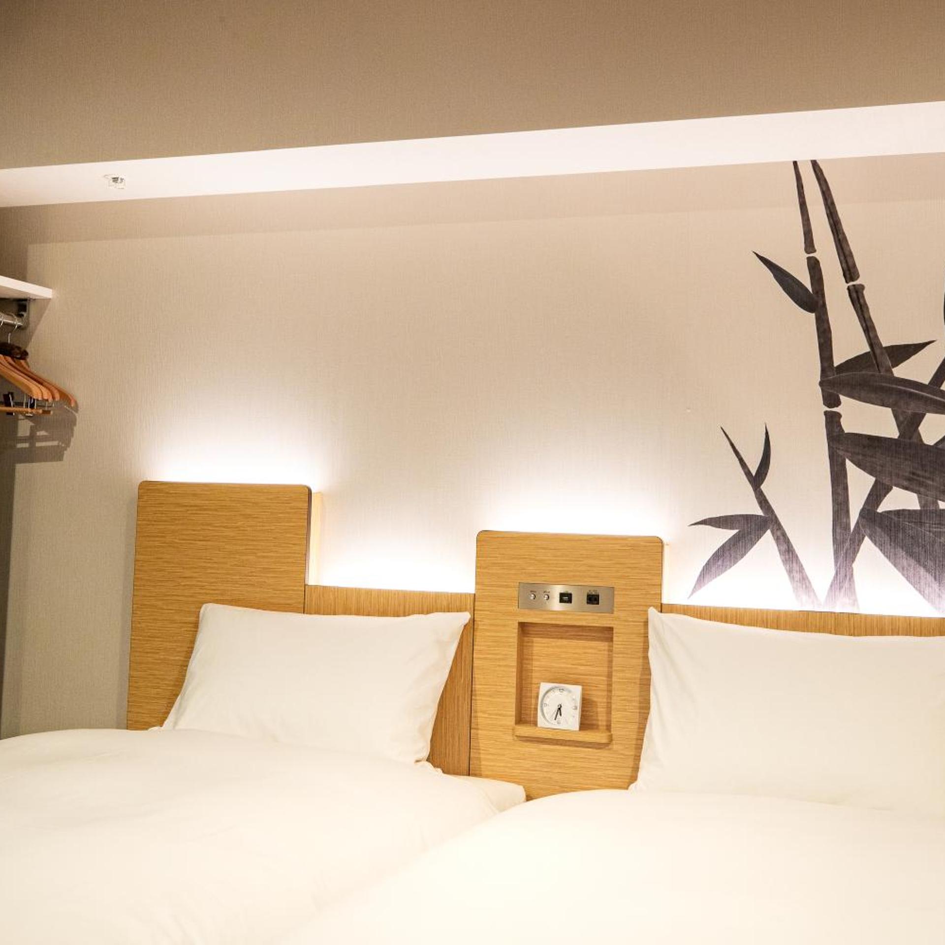 HOLLYWOOD, TWIN BEDS