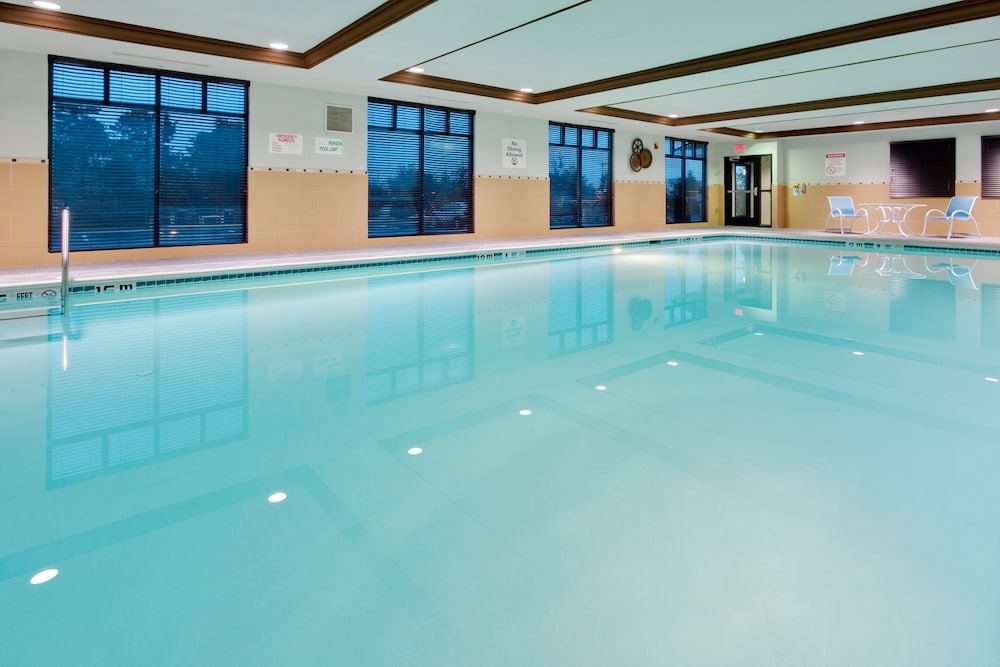 Holiday Inn Express Suites Warminster Horsham 15/63