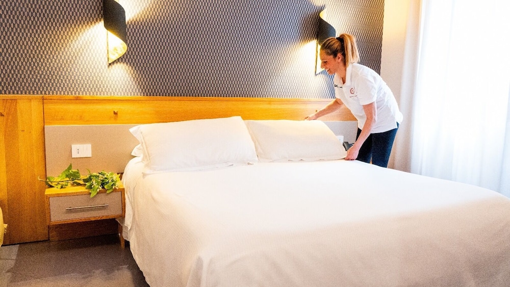 ROOM, TRIPLE, 1 DOUBLE AND 1 SINGLE BED