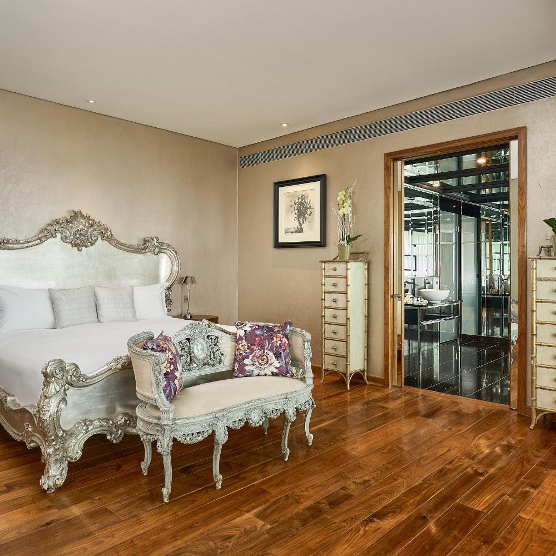 Atrium, Suite