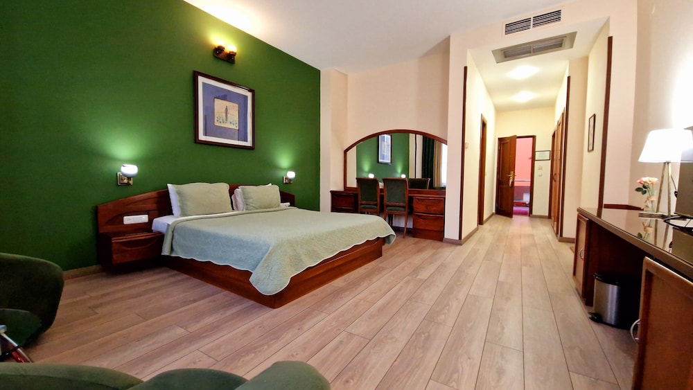 Ararat Hotel 8/50