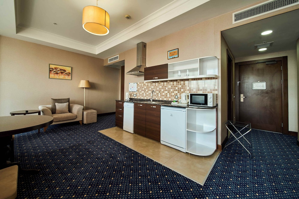 Parkside Hotel Apartments 7/44