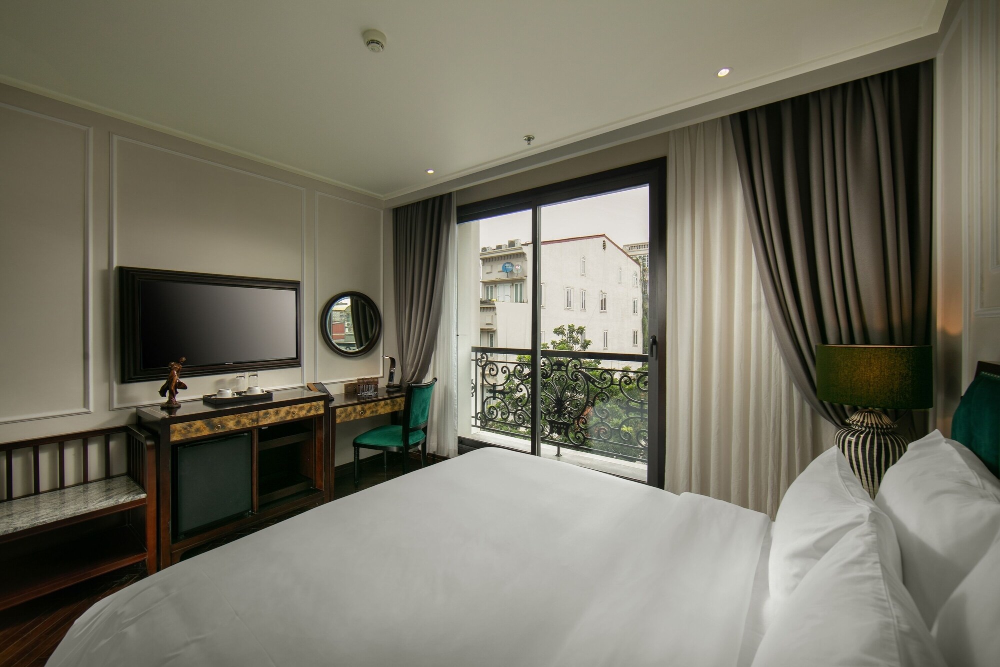 HONEYMOON, CITY VIEW